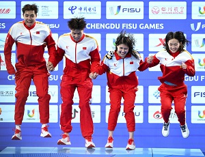 王谷开来、覃海洋、张雨霏、李冰洁、（从左至右）在男女混合4×100米混合泳接力颁奖仪式上